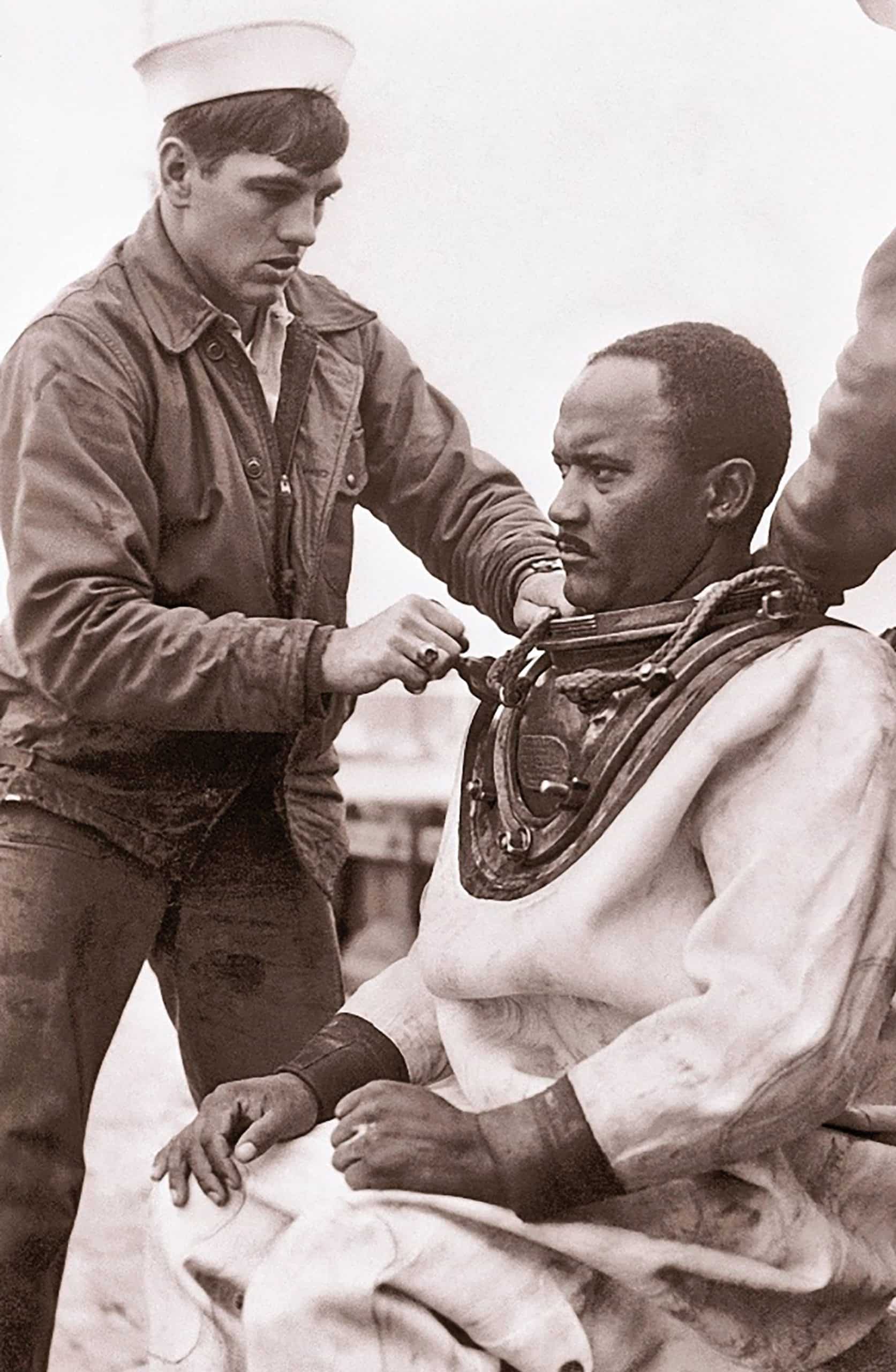 Carl brashear durante la preparazione di un'immersione nella u. S. Navy