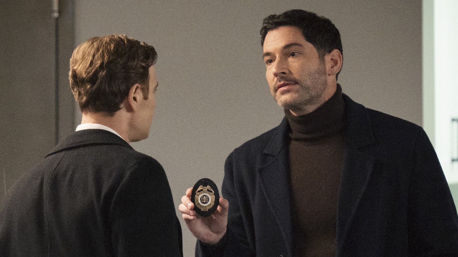 Tom ellis interpreta l'agente cia colin glass nella serie cia