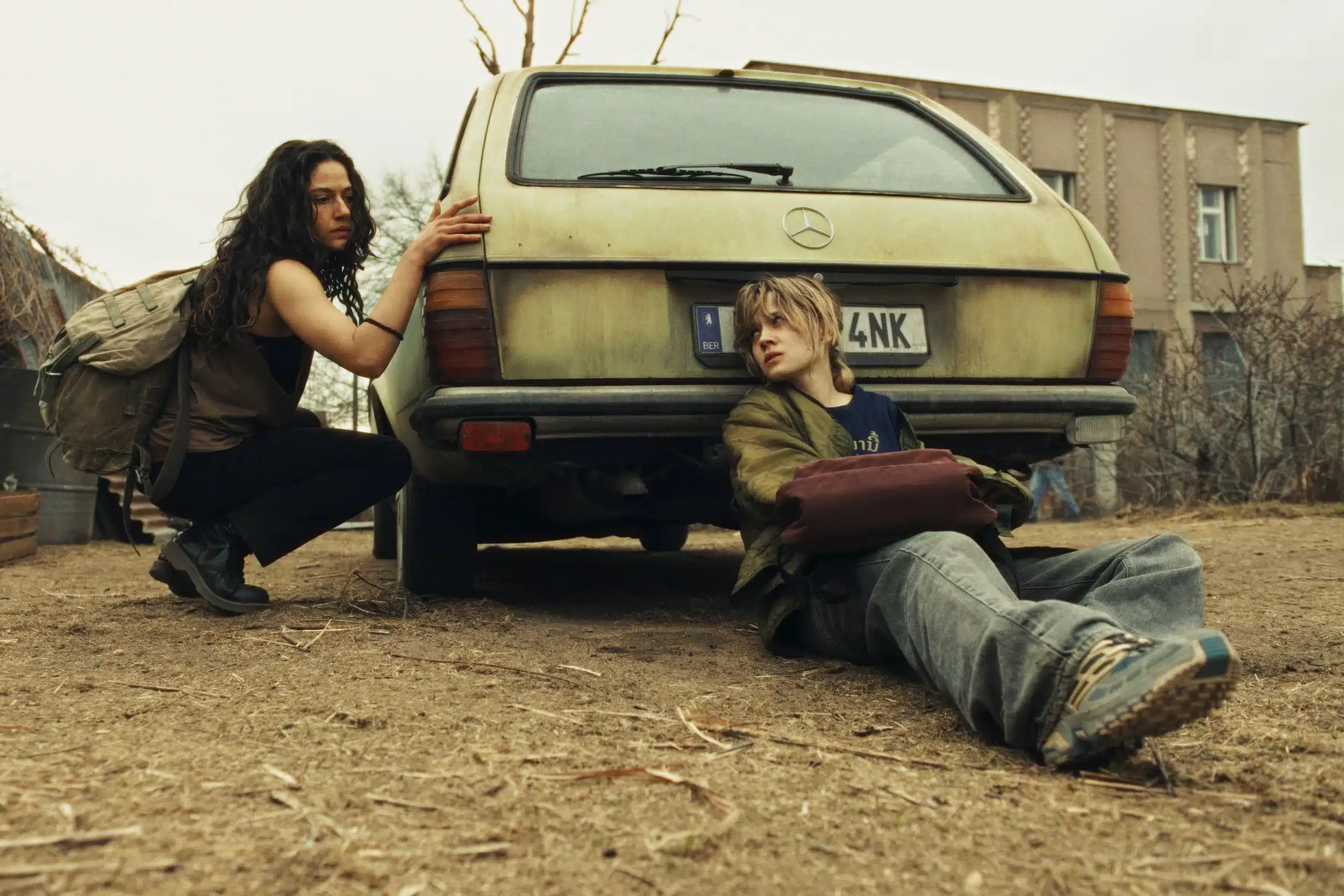 Phoebe e bea in una scena di city of blood