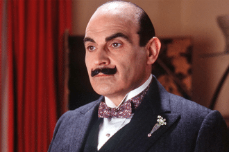 David suchet nei panni di hercule poirot in l'assassinio di roger ackroyd