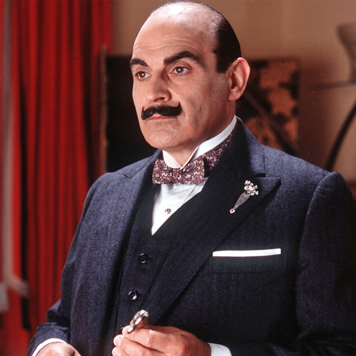 David suchet nei panni di hercule poirot in l'assassinio di roger ackroyd