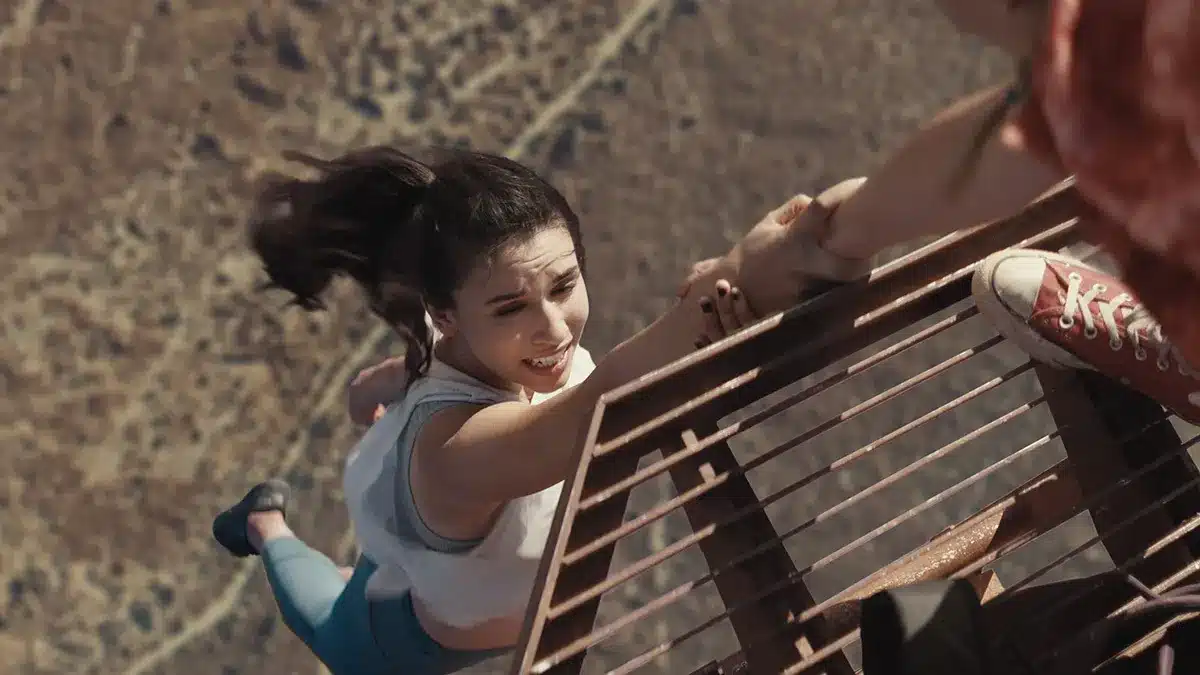 Fall finale spiegato: hunter è morta davvero? Come si salva becky Fall, becky aggrappata alla torre
