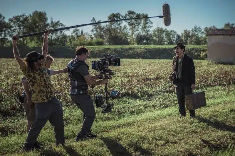 Giovannino guareschi è una storia vera? Cosa racconta il film rai Giuseppe zeno sul set di giovannino guareschi - non muoio neanche se mi ammazzano