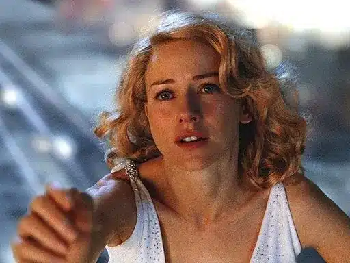 Naomi watts nei panni di ann darrow tra le mani di kong sull'empire state building