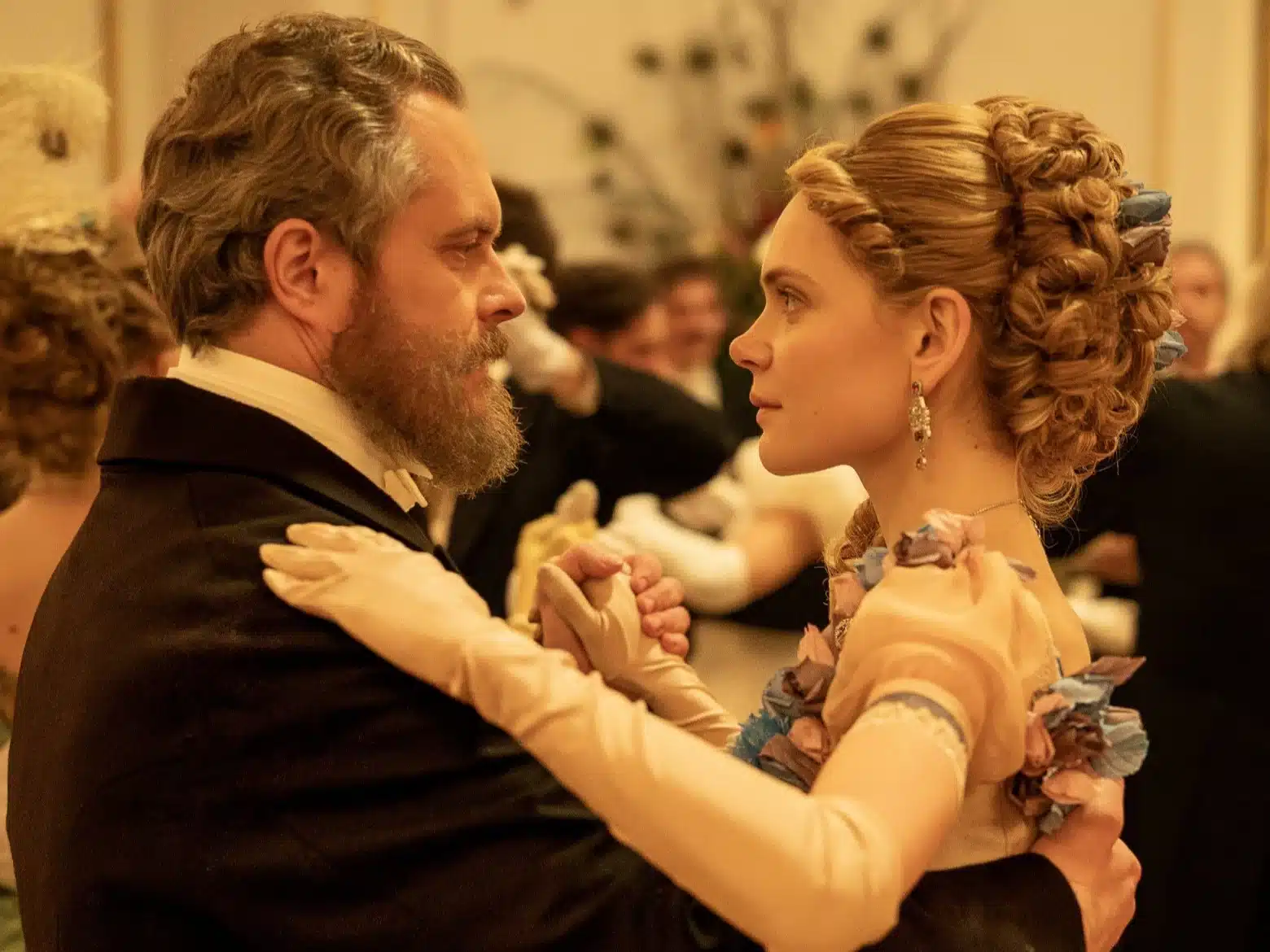 La bambola su netflix: quante puntate sono e da quale libro è tratta La bambola netflix scena del ballo con wokulski e izabela lecka