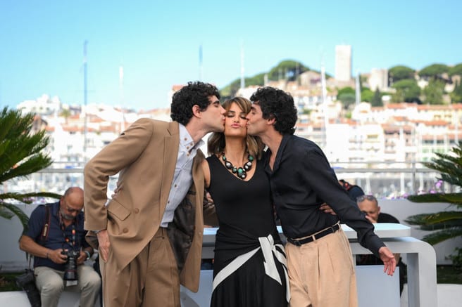 Javier calvo, penélope cruz e javier ambrossi al photocall di la bola negra a cannes 2026
