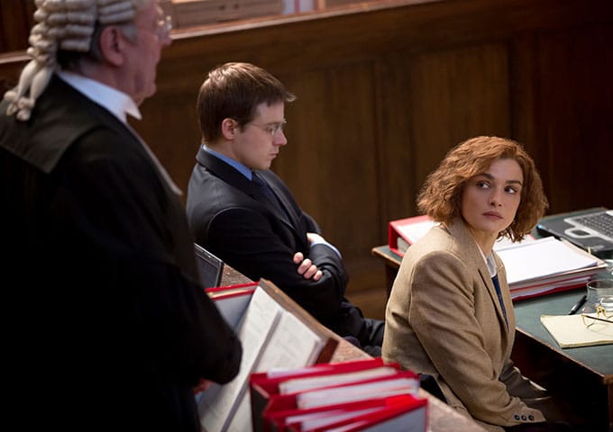 Deborah lipstadt in tribunale nel film la verità negata