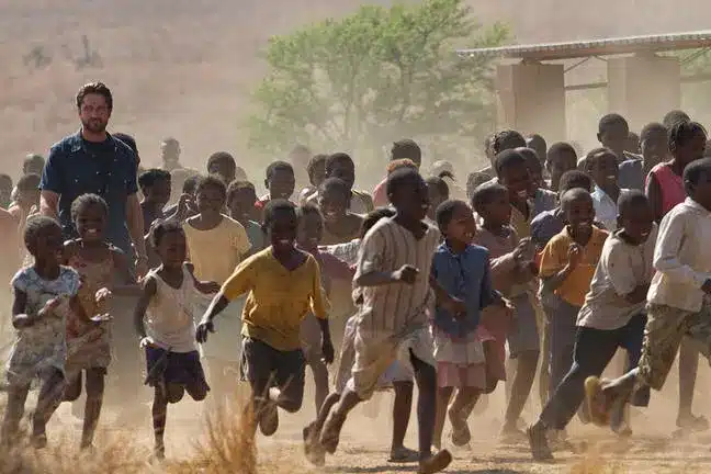 Gerard butler con i bambini in machine gun preacher