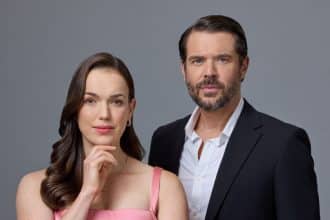 Elizabeth henstridge e charlie weber in mystery island: fino all'ultimo respiro