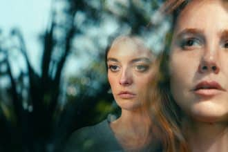 Funda e nazli nella serie not a stranger su netflix