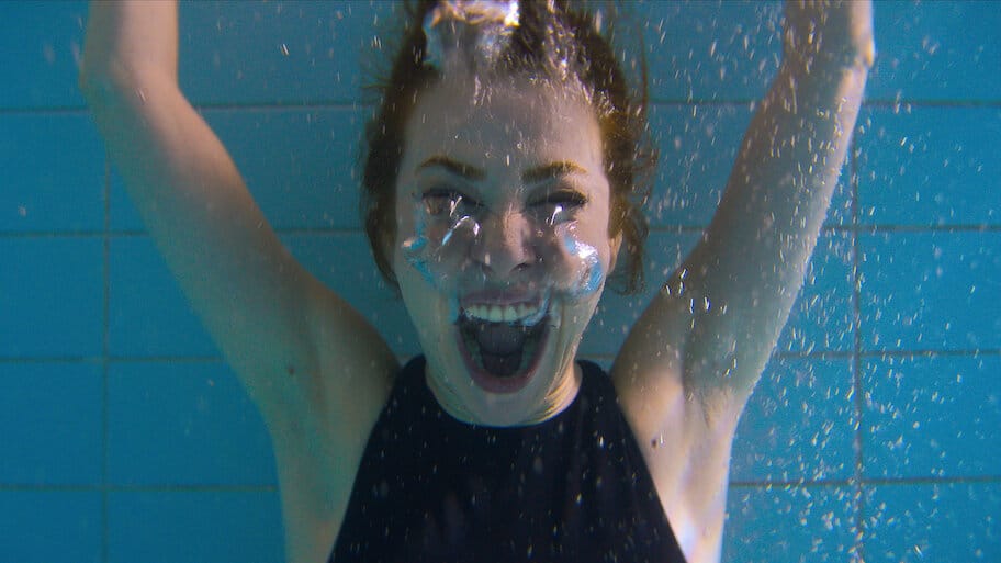 Una scena del trailer ufficiale di not a stranger su netflix