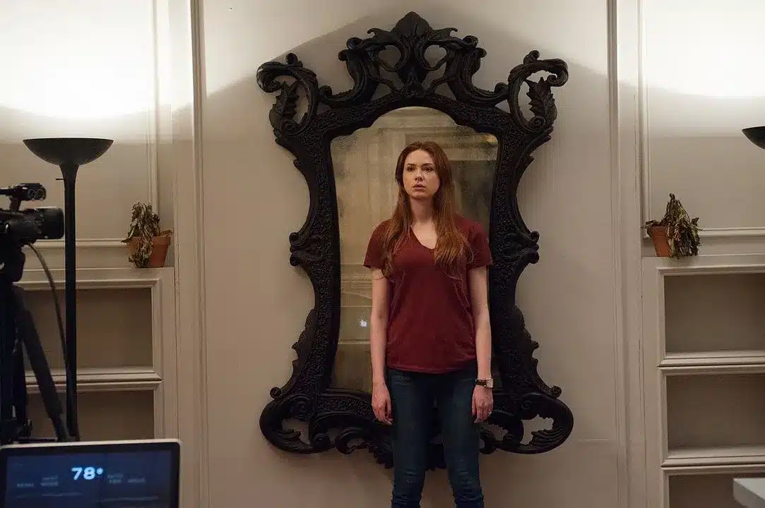 Oculus: lo specchio lasser esiste? La storia dietro il film Kaylie davanti allo specchio lasser glass in oculus
