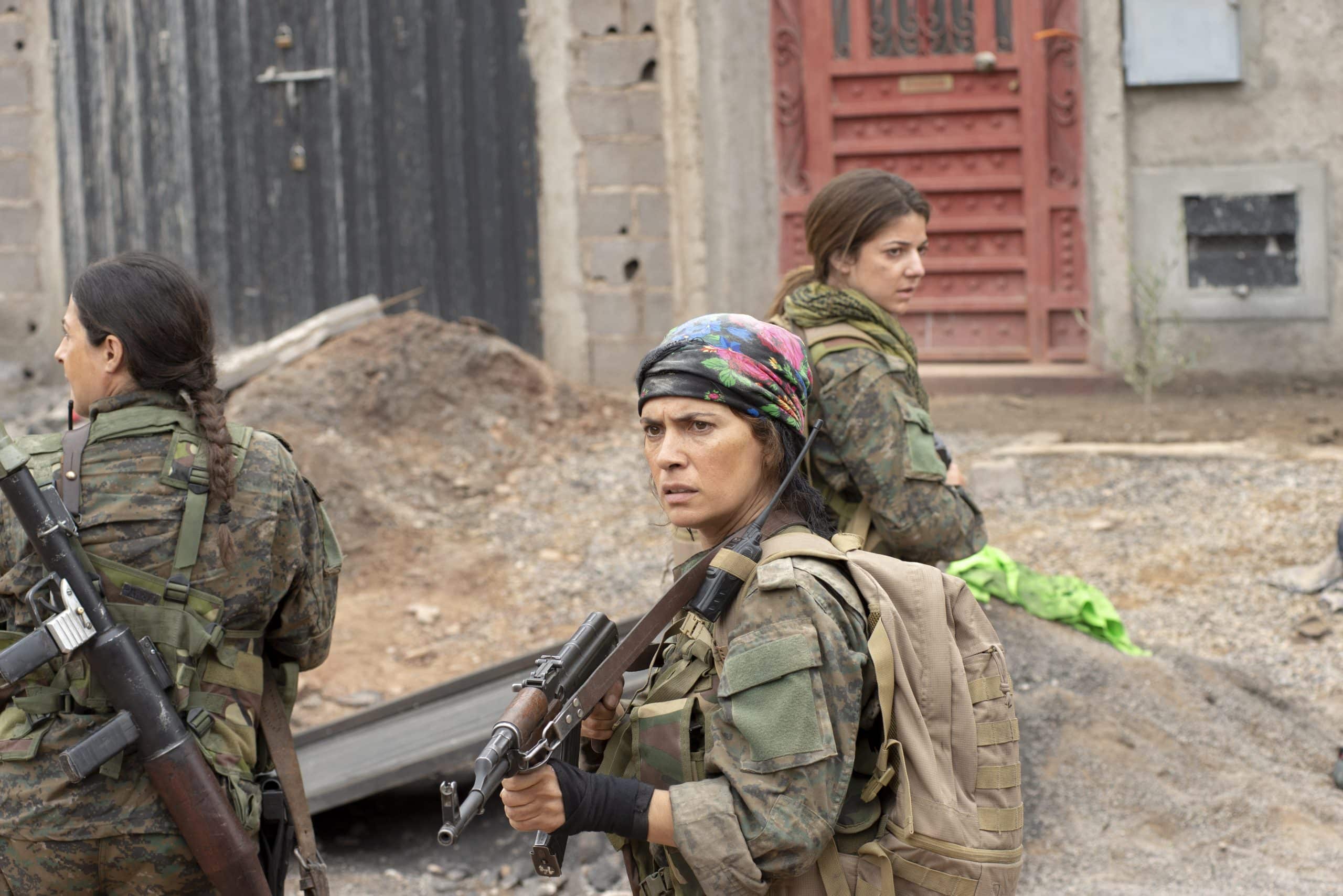 Zara con le combattenti curde nel film red snake
