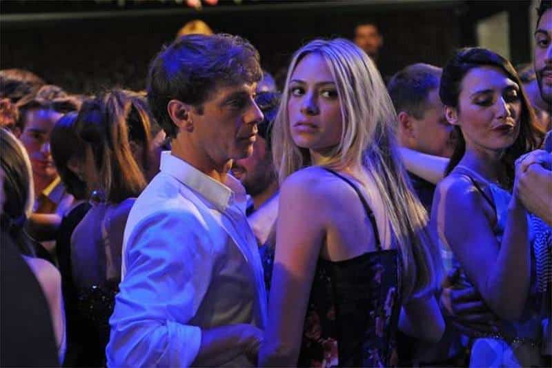 Una scena di sapore di te con i protagonisti in discoteca