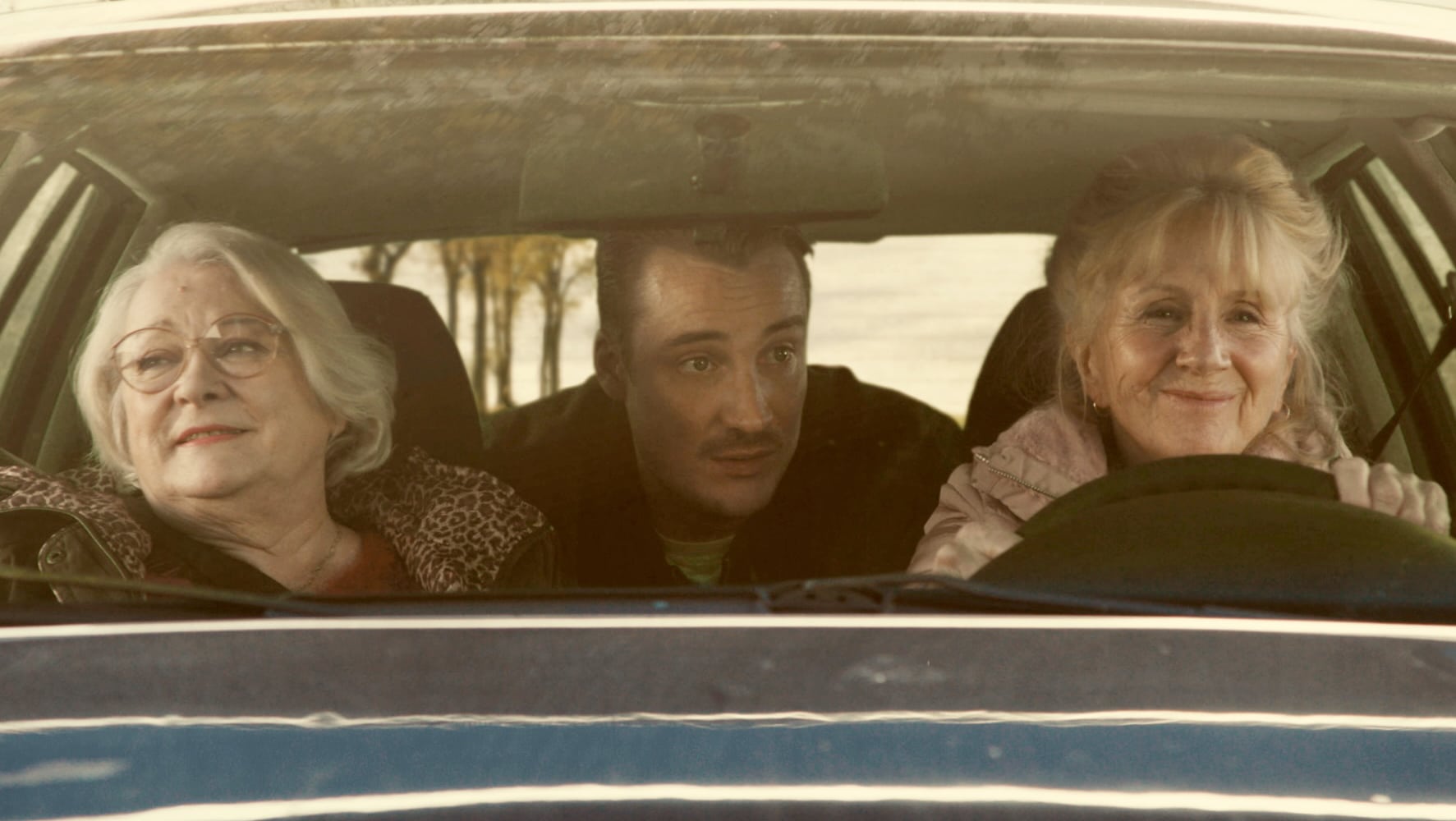 Michelle, marie-claude e vincent in una scena di sotto le foglie