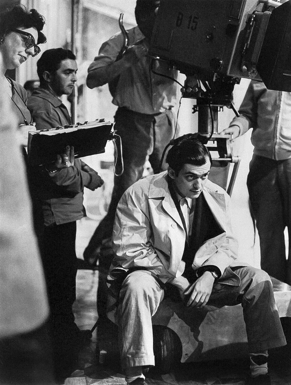Stanley kubrick sul set di orizzonti di gloria nel 1957