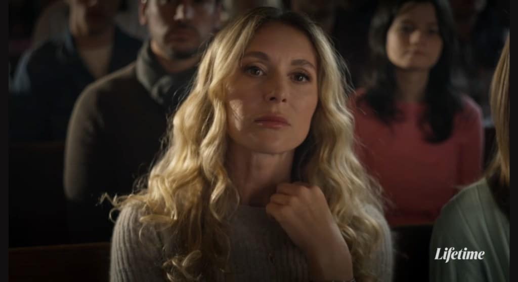 Sophia Larson nella chiesa di Sulle nostre tracce