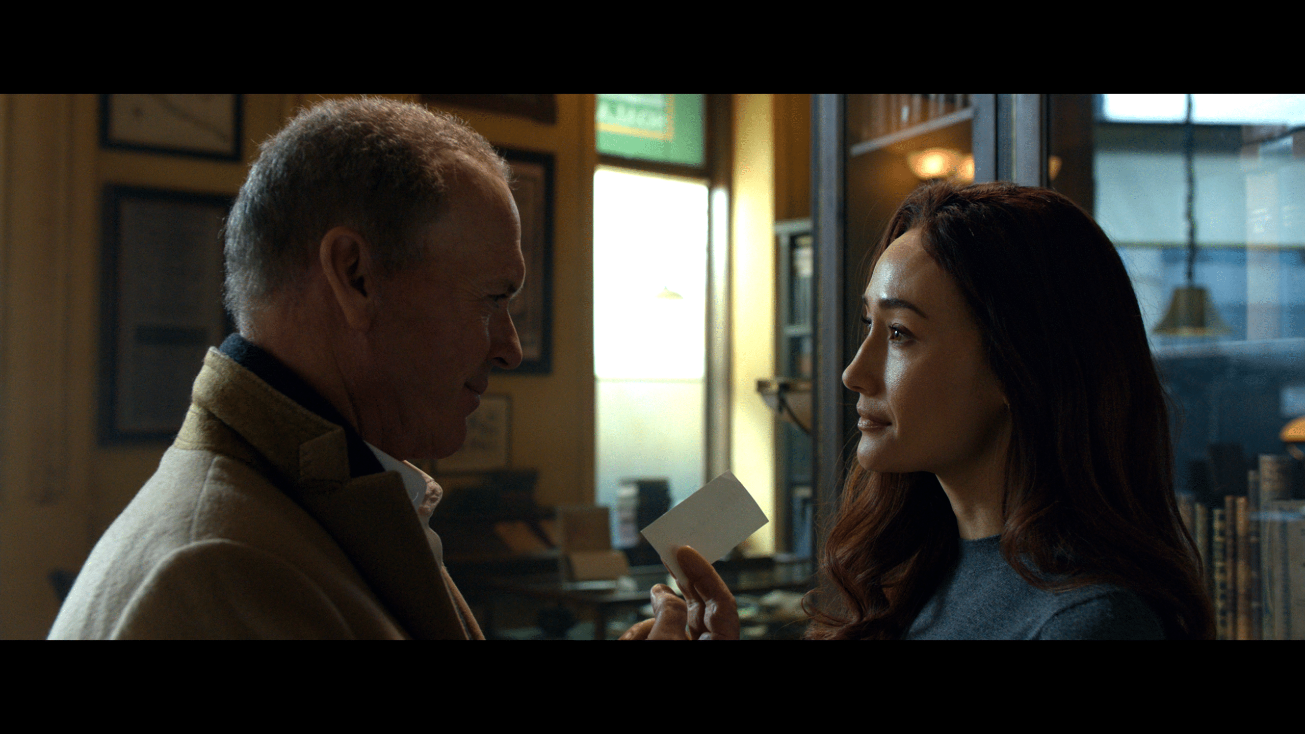 Maggie q in una scena di the protégé