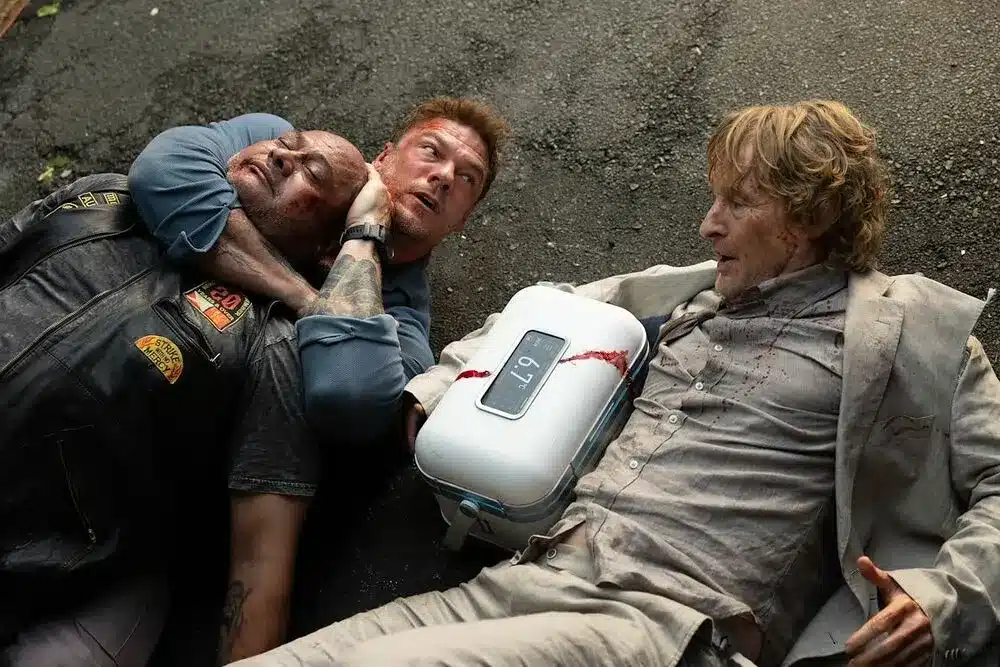 Alan ritchson e owen wilson in the rush con il contenitore medico