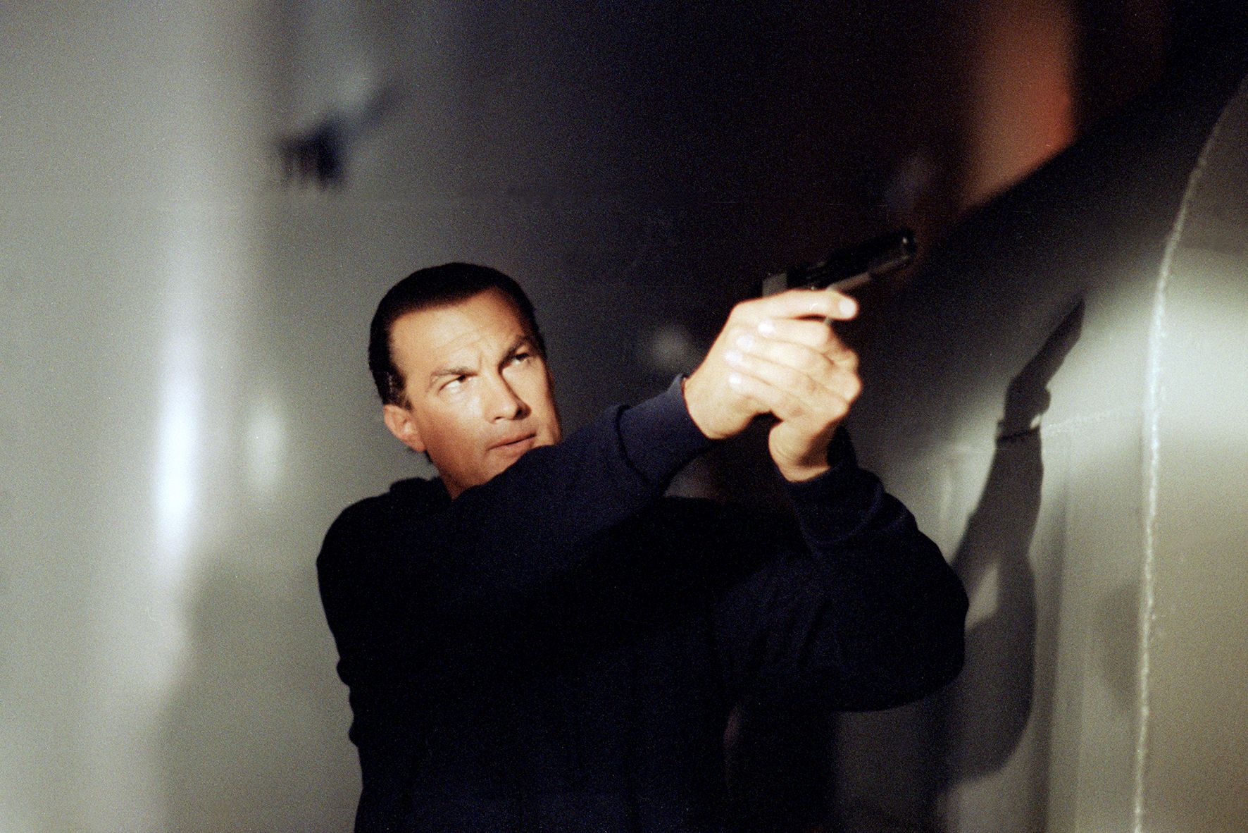Steven seagal armato in una scena di trappola in alto mare