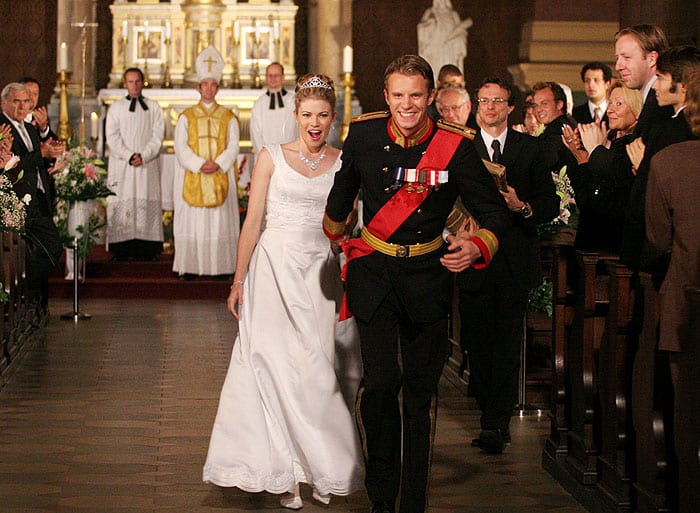 Kam Heskin e Luke Mably in Un principe tutto mio 2 - Un matrimonio da favola