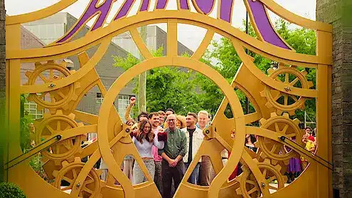 Concorrenti di wonka's the golden ticket davanti al cancello della fabbrica