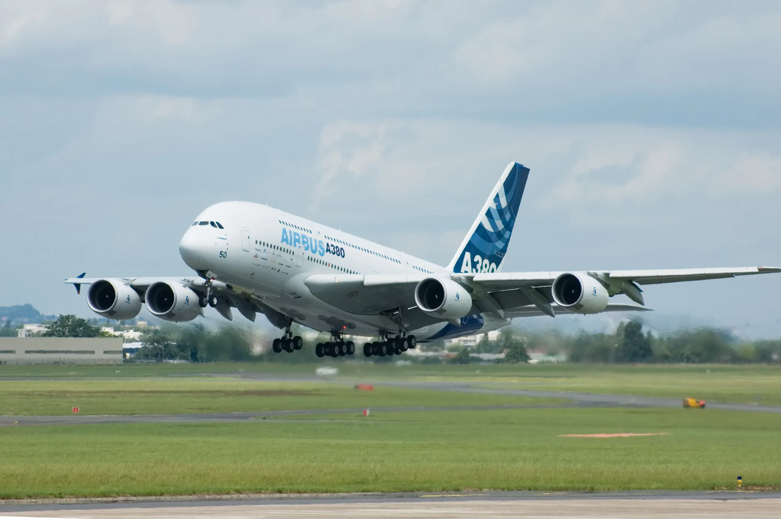 Airbus a380 in volo, modello al centro di high forces