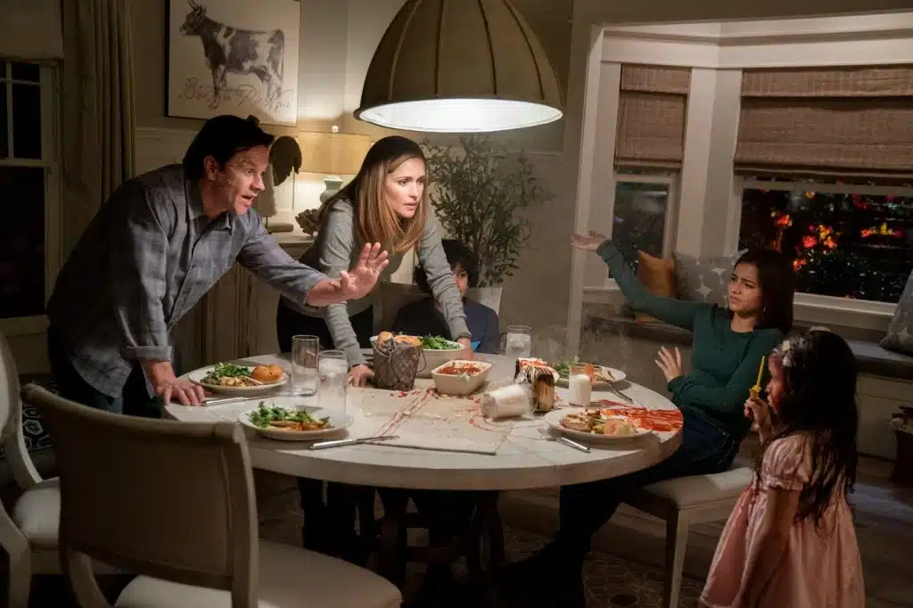 Mark wahlberg e rose byrne con i tre fratelli in una scena di instant family
