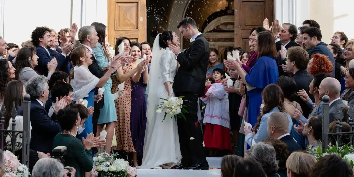 Maria esposito e daniele rienzo nella scena del matrimonio della serie melania rea