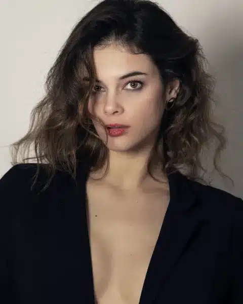 Neva leoni, interprete di nina de angelis in libera