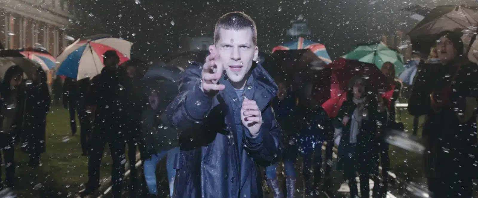 Jesse eisenberg interpreta atlas nella sequenza della pioggia di now you see me 2