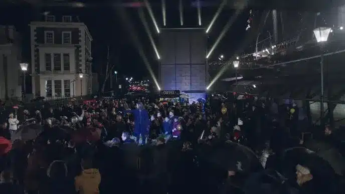 Il pubblico e gli ombrelli nella sequenza londinese di now you see me 2
