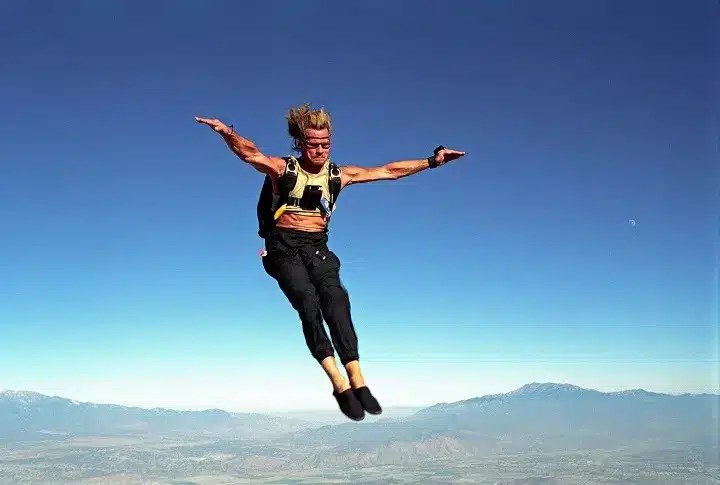 Point break: swayze fece davvero i lanci? Patrick swayze durante un lancio per point break