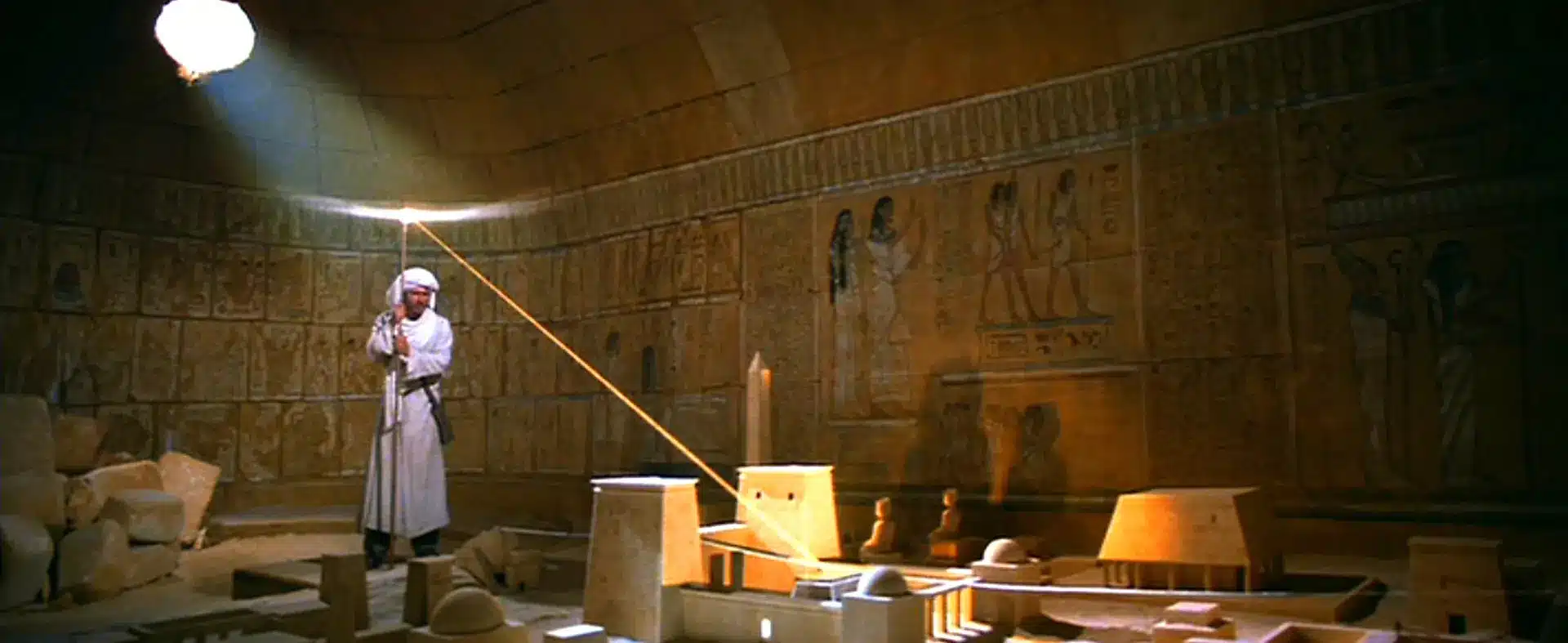 Indiana jones usa il bastone di ra nella sala della mappa in i predatori dell’arca perduta