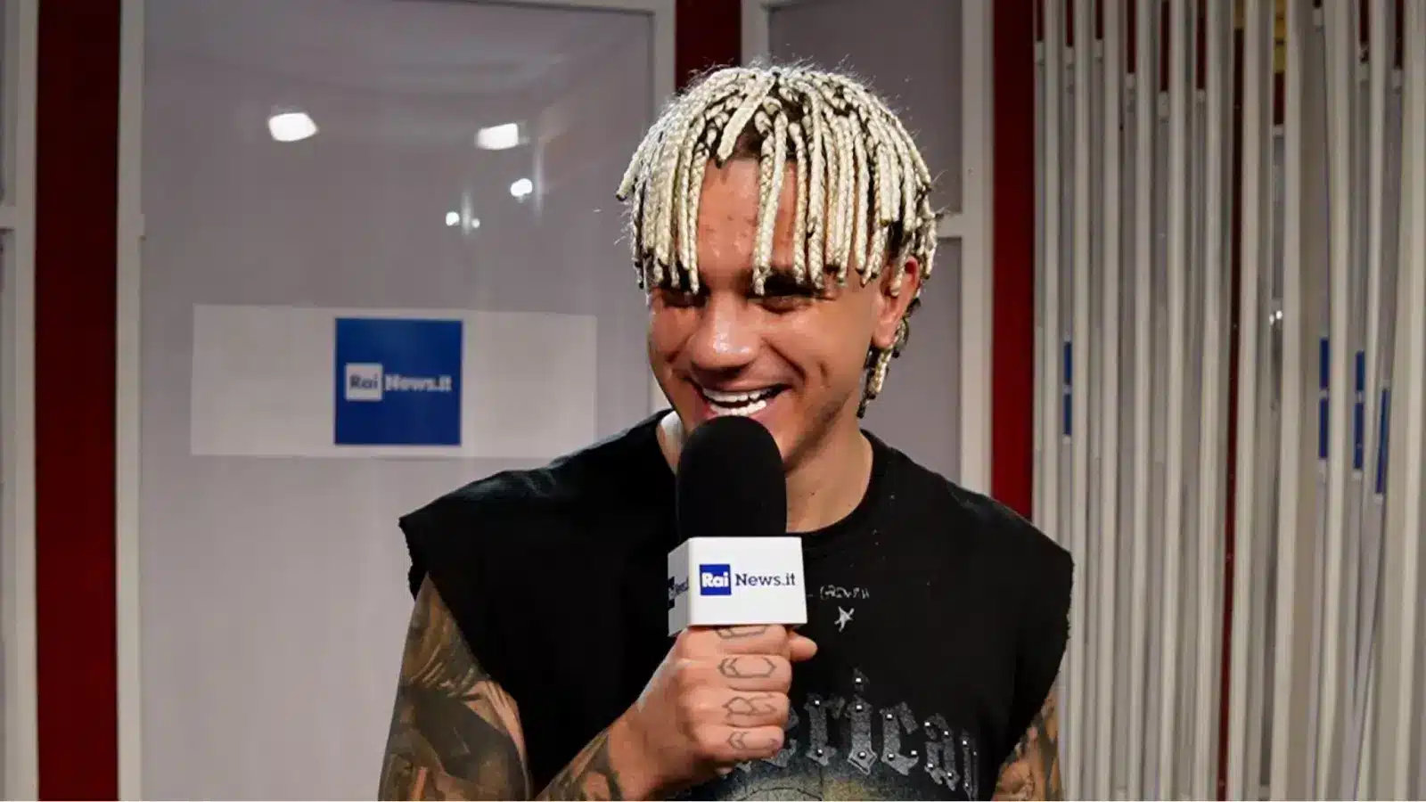 Samurai jay durante un'intervista a rainews in occasione di sanremo 2026