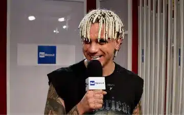 Samurai jay durante un'intervista a rainews in occasione di sanremo 2026