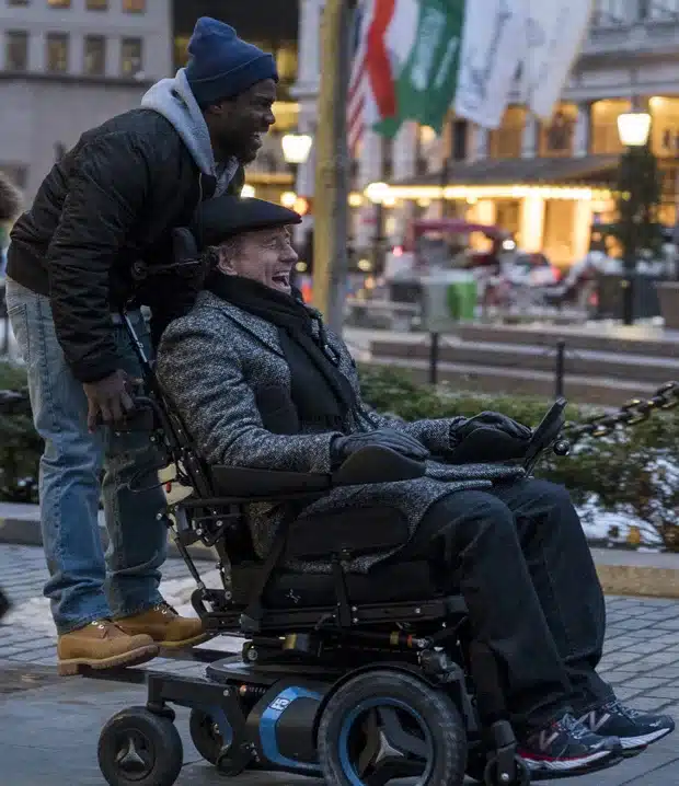 Dell accompagna phillip in una scena di sempre amici