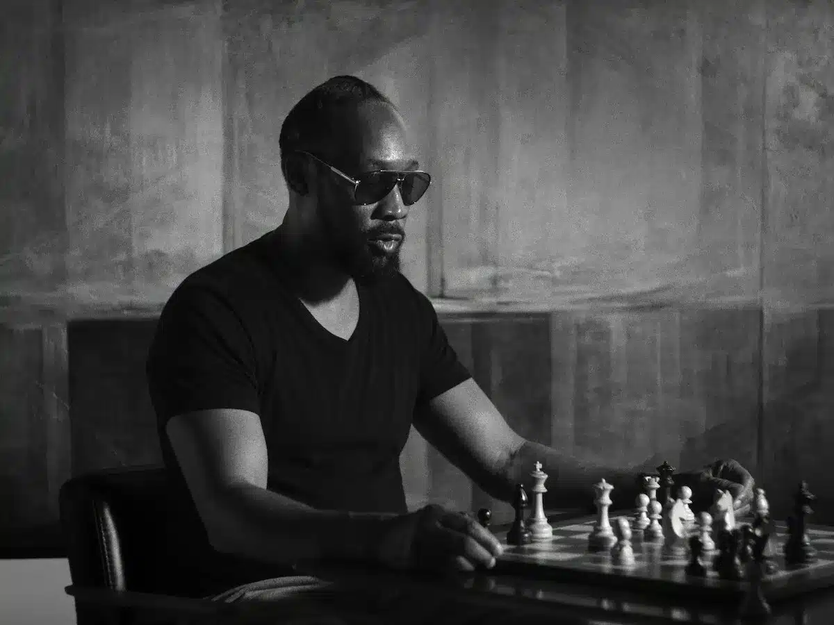 Rza davanti a una scacchiera in the disciple