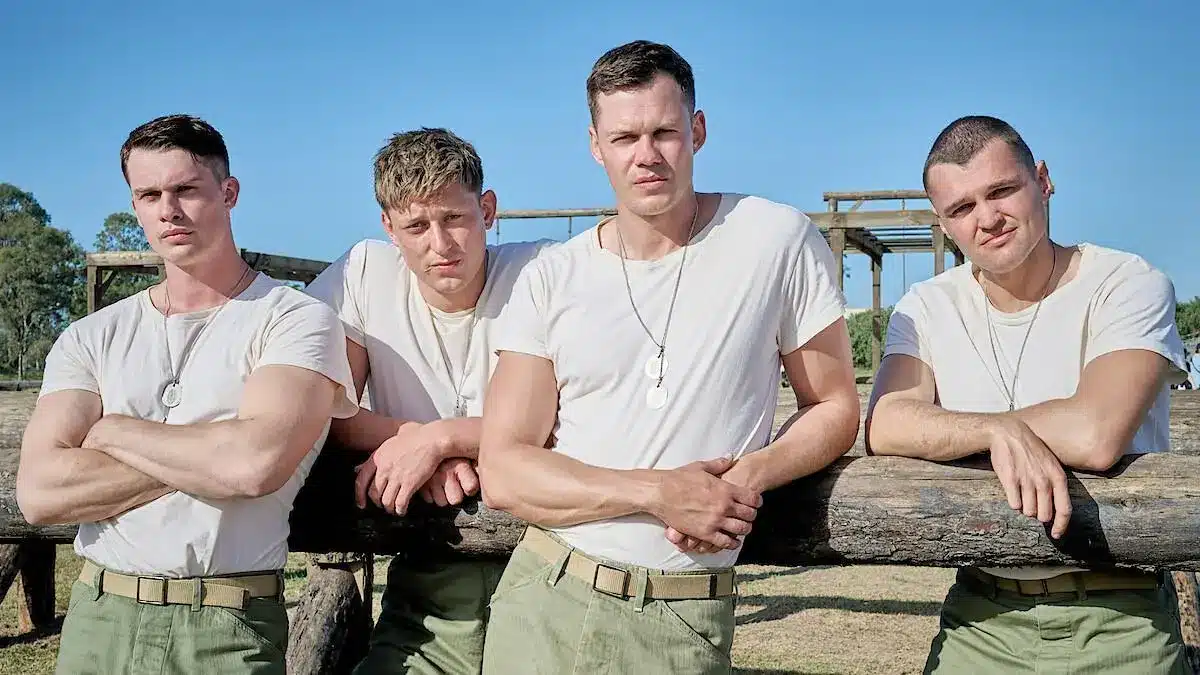 I protagonisti del film the mosquito bowl in una scena promozionale ambientata nell'addestramento dei marines