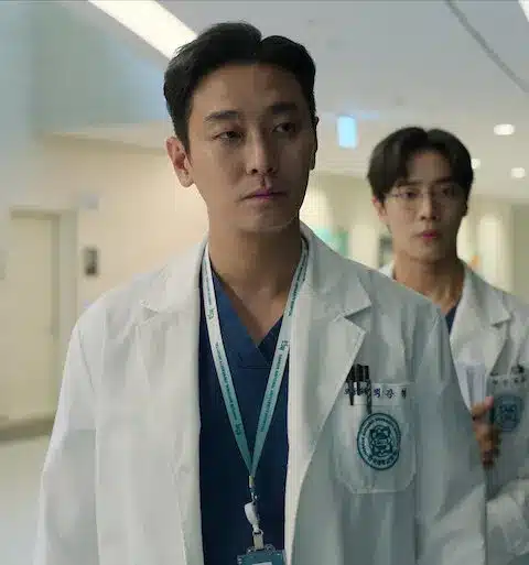 Ju ji-hoon nei panni del chirurgo baek kang-hyuk in the trauma code su netflix