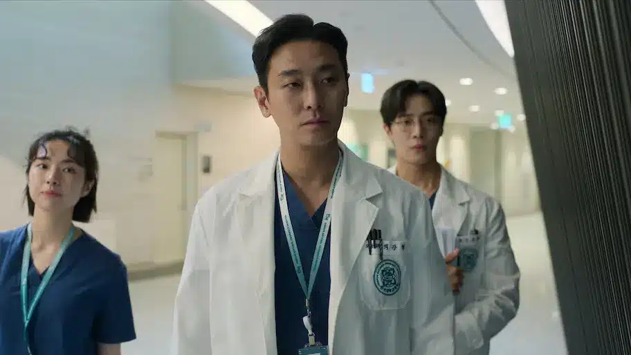 Ju ji-hoon nei panni del chirurgo baek kang-hyuk in the trauma code su netflix