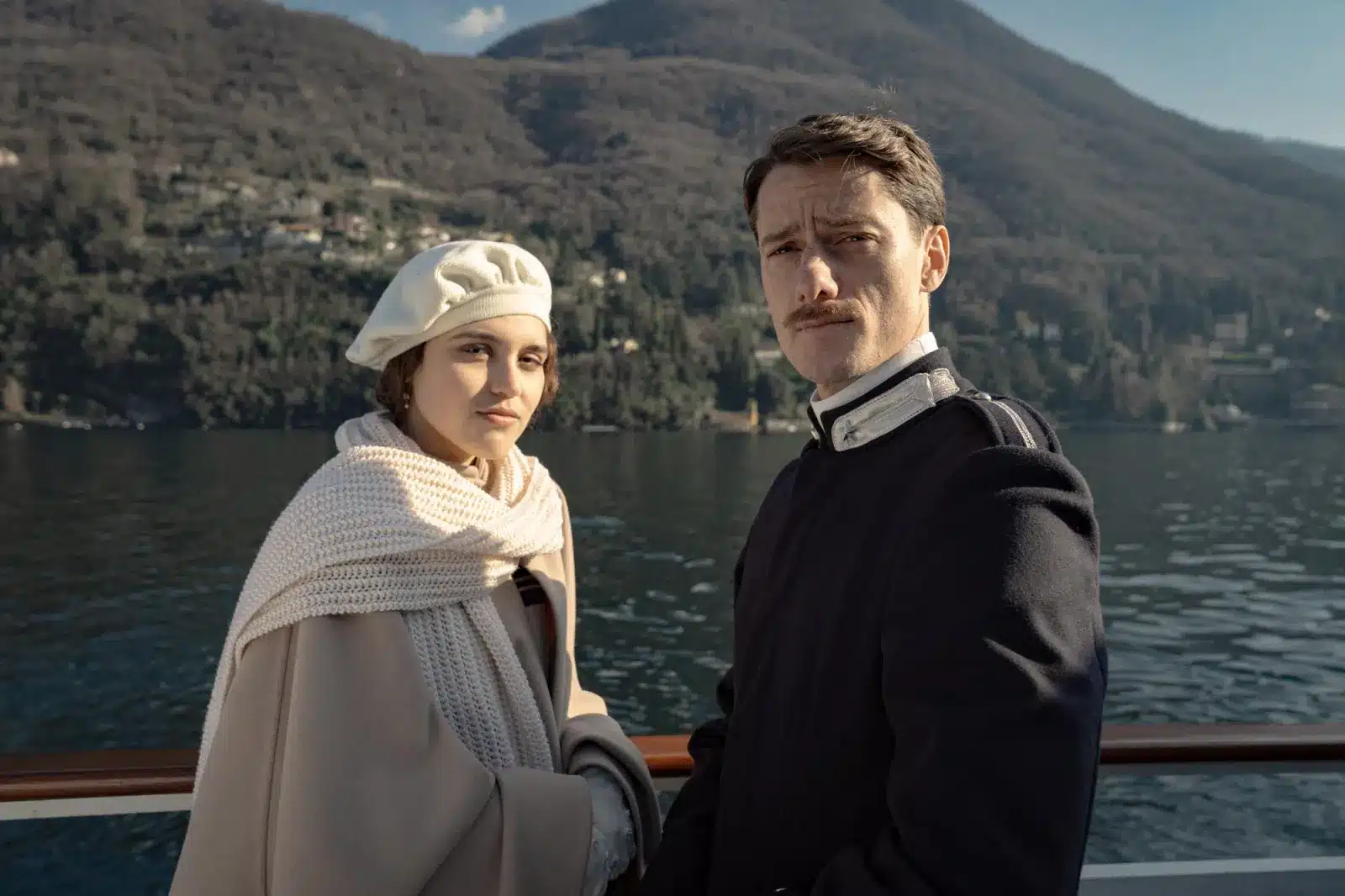 Antonio folletto e giulia d'aloia in una finestra vista lago