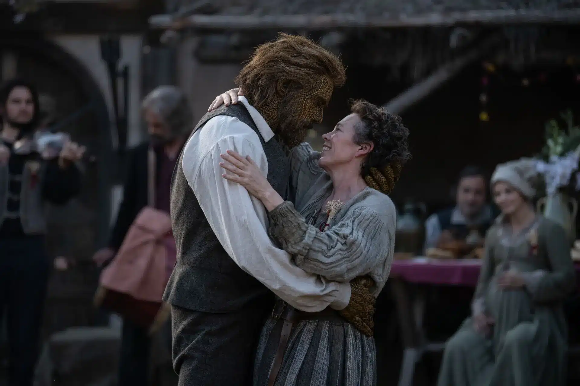 Alexander skarsgård nel costume di wicker accanto a olivia colman